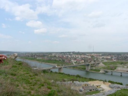O tânără băută, cu afecţiuni psihice, a încercat să se arunce de pe podul din Murfatlar!